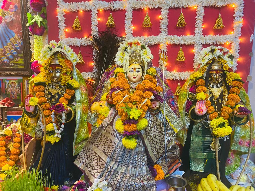 ghadge_arjun's tweet photo. सालाबादप्रमाणे यंदाही आमचे सहकारी मित्र प्रविण वाघेला यांच्या घरी जाऊन आई दशामा देवीचे दर्शन घेतले 
#बोलोदशामातेकीजय https://t.co/PGRnAGjNPB