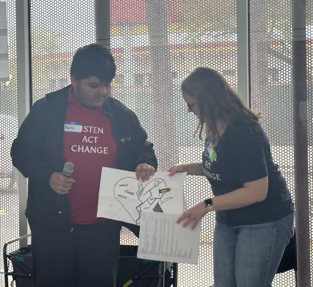 AdvotProject's tweet image. Student presenting their art at a culmination at USC Hybrid High.