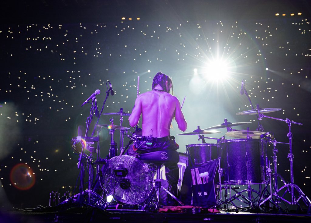 thisismaneskin's tweet photo. Last night, last show 🥹
GRAZIE to each one of you who came to see our first stadium tour!!  It was a dream come true 🌟 WE 💘 YOUUUU!
See you in September on our world tour 💋 https://t.co/INJfGs6CWw