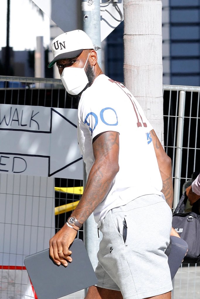 luckytran's tweet photo. LeBron agrees that we need to #KeepMasksInHealthcare. Get well soon, Bronny! https://t.co/FEPgNVRZMD