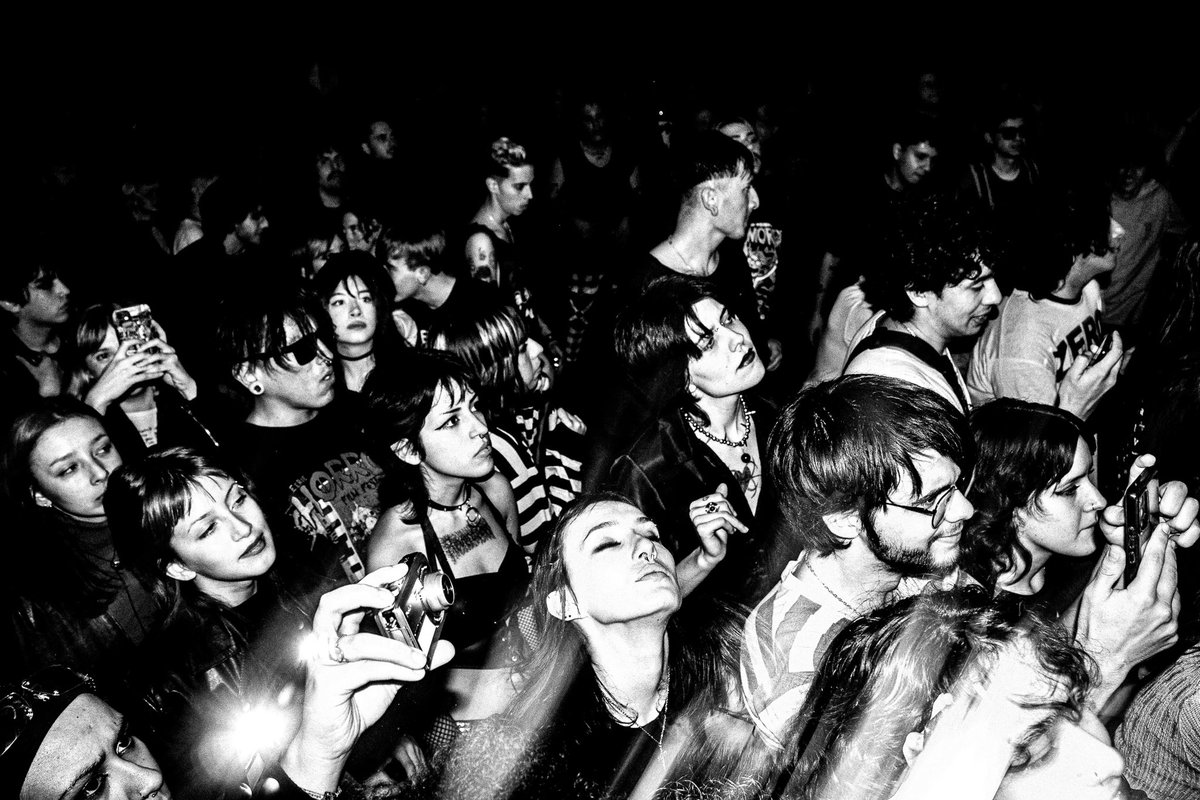 SomosParanoia's tweet photo. 11/8 procesión al emergente 1030, lanzamiento y presentación de EP ☆ https://t.co/NJF0JFbiyt