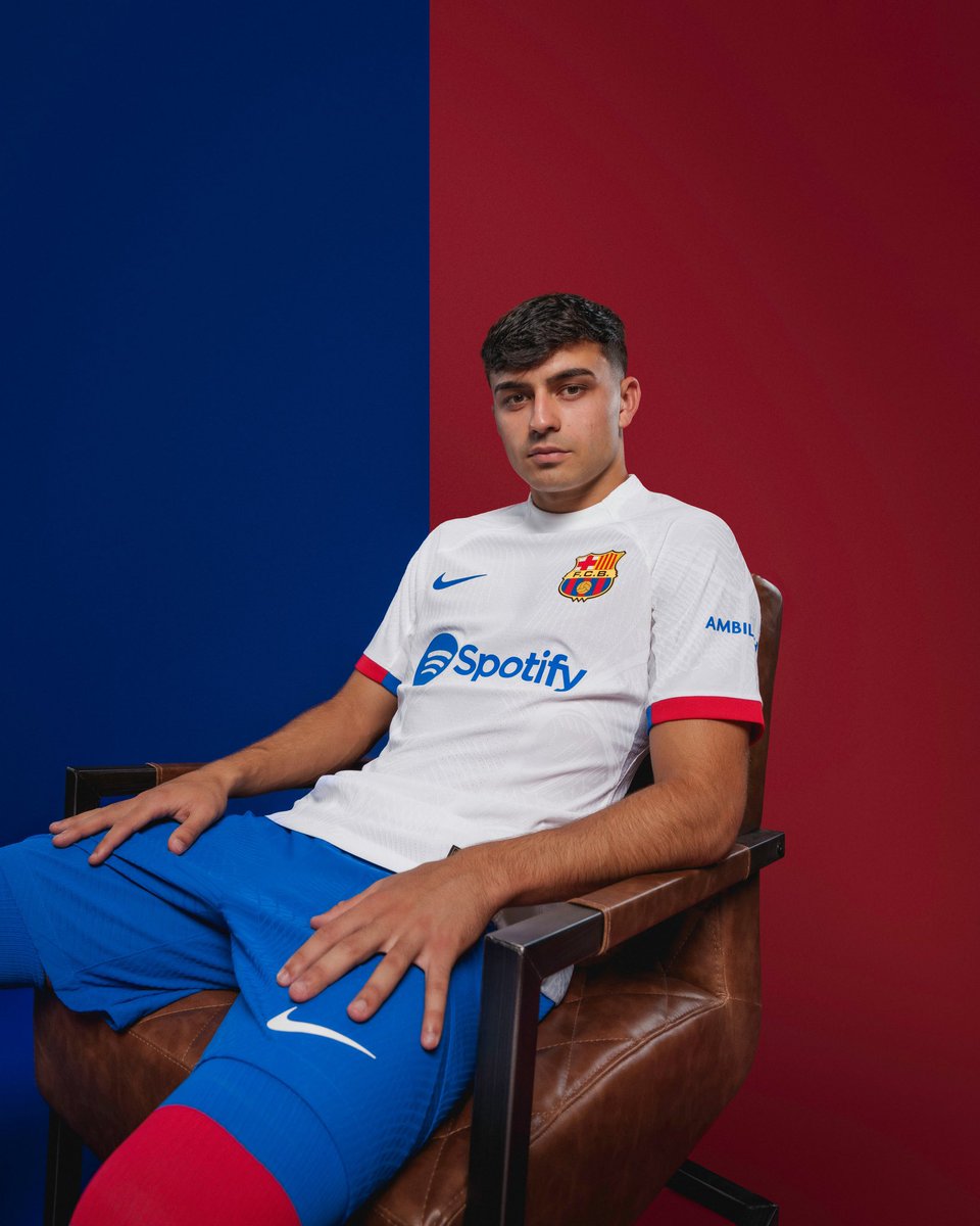 tdmascrc's tweet photo. El Barcelona jugando de blanco a ver si vuelve a ganar una Champions https://t.co/8CgyJA9vHq