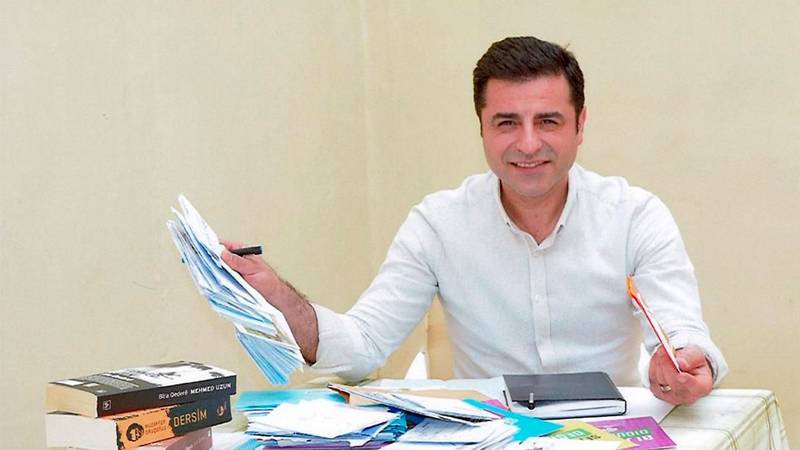 Kusituxjals's tweet photo. Selahattin Demirtaş'ı serbest bırakın
Yerine amcalarımı alın 😅 https://t.co/iVCf9bUH1q