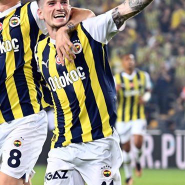 ❌ The introduction to the kit before the match was made with the kit without stars.

❌ Starless logos are used on the scoreboard in the match.

❌ The UEFA website has Fenerbahçe's starless logo.

❓ But the game was played with a 5-star jersey?

#UEFAcheckFBemblem <a href="/UEFA/">UEFA</a>