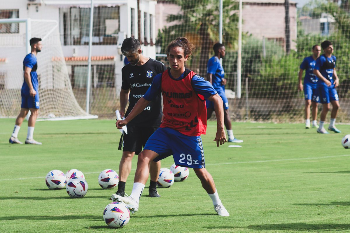 AlexArbelo's tweet photo. ⚪🔵 Jesús Belza no olvidará este día. Convocado x el primer equipo y ante un 1° División

LD q la DD blanquiazul deposita mucha ilusión debido al alto nivel mostrado el año pasado con el Juvenil y las ocasiones q fue citado x Maziño

Será d las revelaciones de la 3° este año.. https://t.co/cOKHjQru7E