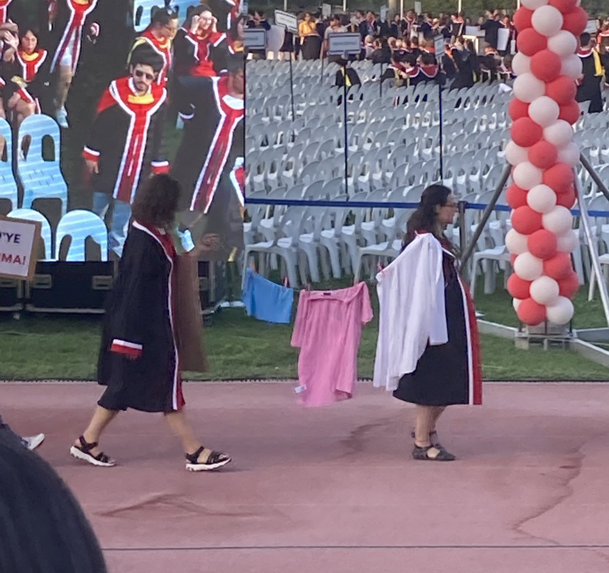 ne bilelim siz trans bayrağını içeri almayınca🤷🏼‍♀️🤷🏼‍♀️🤷🏼‍♀️