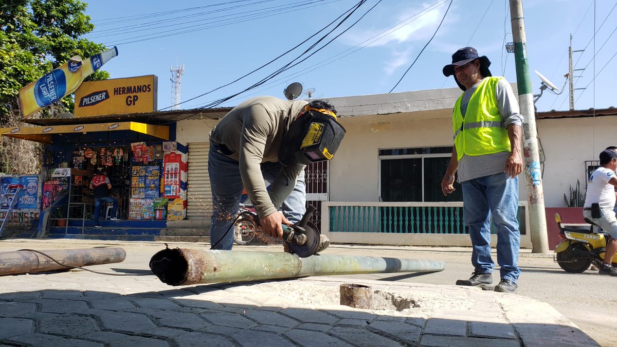 gad_montecristi's tweet photo. 🚏🚍 | La Dirección de Tránsito del Gad Municipal de Montecristi realizó un mantenimiento al semáforo de la parroquia Colorado.

¡Montecristi está en desarrollo! 💚🤍❤️

#JuntosAvanzamos #MontecristiAvanza #Montecristi #ToroAlcalde https://t.co/ldoqLQ4TBR