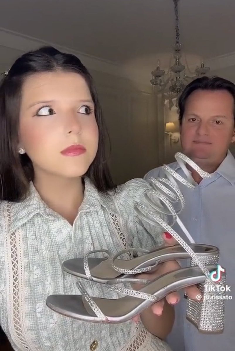 louiselendo's tweet photo. — pai em quantos % do livro o casal fica junto nos livros da Mariana Zapata?
— não sei filha, nos 80%?
— pai kkkk... um livro da mariana zapata. pode chutar alto https://t.co/Bcu2lVvpgN