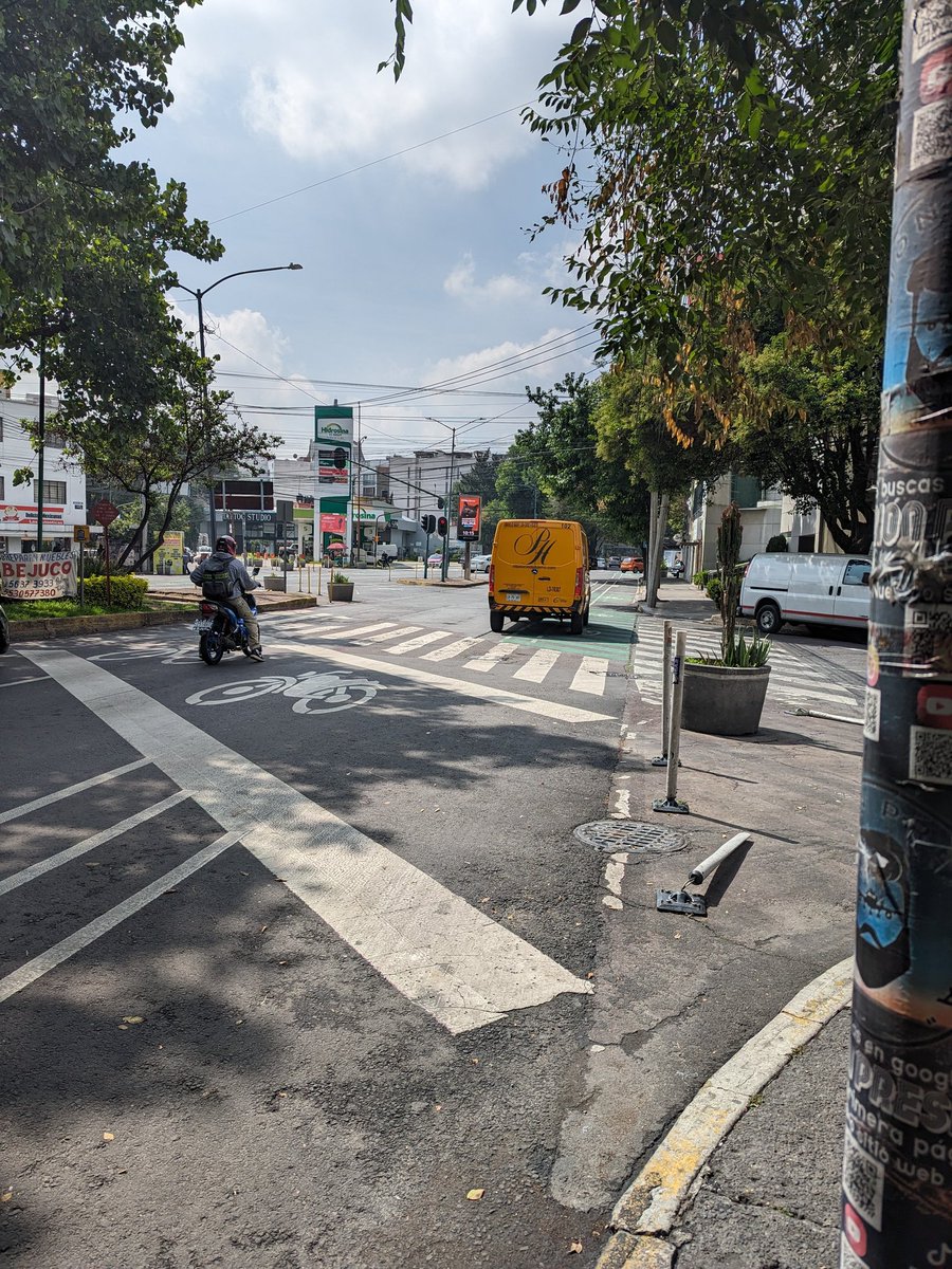 PhanieRodriguez's tweet photo. Ojo aquí @palaciohierro pasándose el alto e invadiendo la ciclovía #TodoMal https://t.co/YDxJ8mOMUI