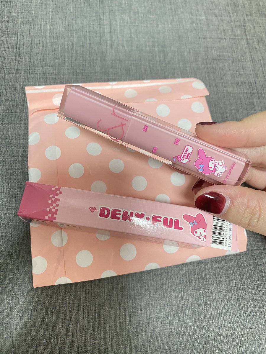 ลิปน่ารักแม้กกก✨ ขอบคุณแม่ค้ามากๆเลยค่า เป็นแบรนด์ที่ใช้อยู่แล้วด้วย แจกจริงไม่จ้อจี้ พรีกระเป๋าไว้แล้ว1ใบ รอเลยงับบบบ 💕#จีนนี่รีวิว