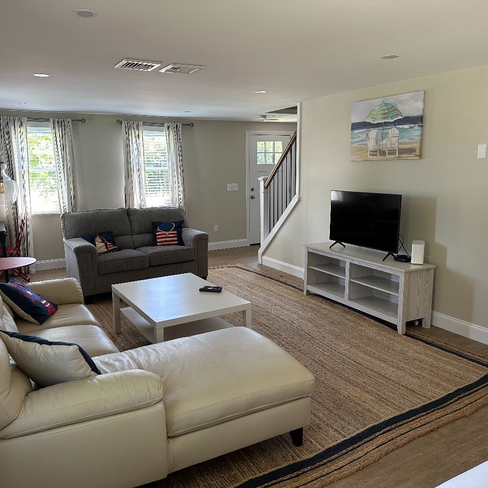 MunroeTeam's tweet photo. SUMMER RENTAL: 155 SAKONNET BLVD NARRAGANSETT, RI BEAUTIFUL HOME
WKLY RATE: (SAT–SAT) $2900 + SEC DEP $500 + CLEANING FEE $250
5 BEDROOMS, FUTON,  2 FULL BATHS(TOWELS, LINENS AND PILLOWS), SLEEPS 13. BEAUTIFUL, COMPLETELY RENOVATED, DATES AVAILABLE,7/29-8/5, 8/12-9/2 401-789-9396 https://t.co/HM3d3pGkKI