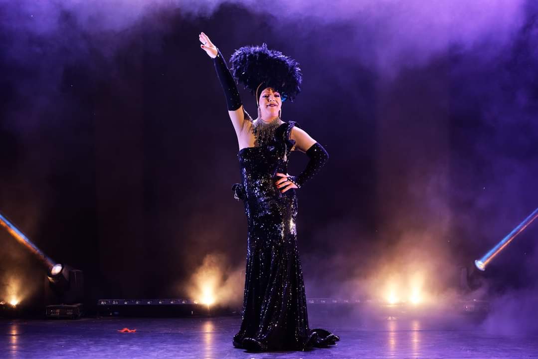 LMazoute's tweet photo. Immortalisé dans un nuage de fumée sous les projecteurs 💜
#ladymazouteofficiel #transformiste #cabaret #show #artistebordeaux @mavillebordeaux https://t.co/ilDKY09ZhN