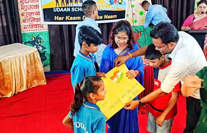 OfficialAwwa's tweet photo. #WeCare
On the occasion of #KargilVijayDiwas, the #AWWA fraternity of #Nasirabad gifted books and stationery items to the Special Children of #UdaanSchool with the aim of fostering education to all.
#AWWA
#GhatakStrikersBrigade #AgnibaazDivision https://t.co/PHSy40c2Ux