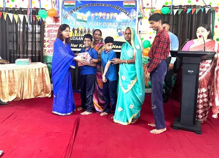 OfficialAwwa's tweet photo. #WeCare
On the occasion of #KargilVijayDiwas, the #AWWA fraternity of #Nasirabad gifted books and stationery items to the Special Children of #UdaanSchool with the aim of fostering education to all.
#AWWA
#GhatakStrikersBrigade #AgnibaazDivision https://t.co/PHSy40c2Ux