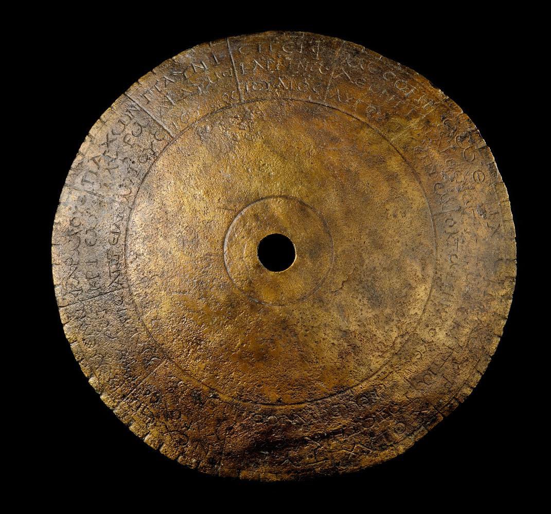 Inrap_ActuBFC's tweet photo. 2006 🔙
À Chevroches (58), un disque exceptionnel en bronze daté du IIIe siècle est mis au jour. Lors de sa restauration, sa fonction astrologique et astronomique est révélée
➡️ + d’infos : https://t.co/UfSHFI9Ard https://t.co/YT1hP6hLA2