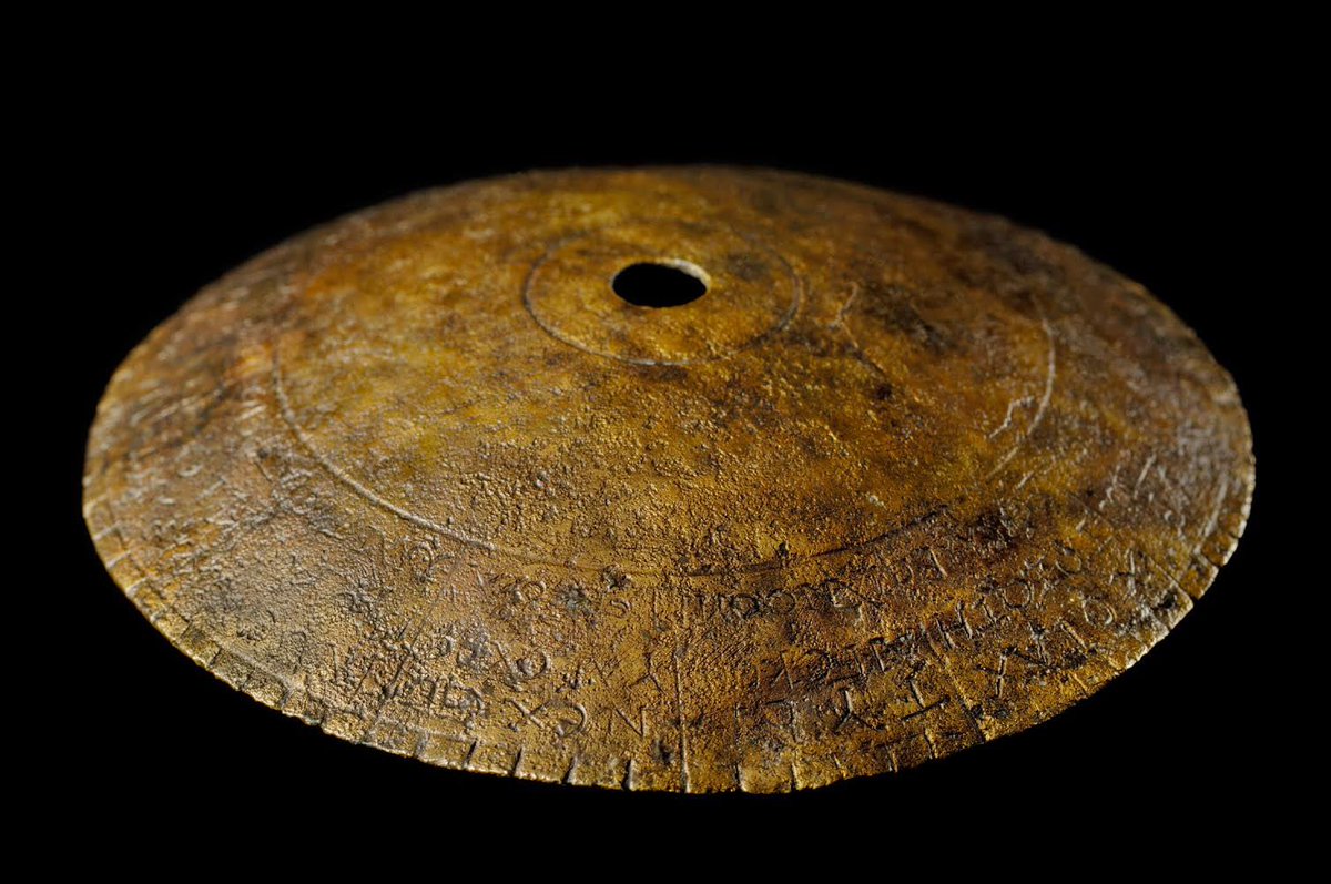 Inrap_ActuBFC's tweet photo. 2006 🔙
À Chevroches (58), un disque exceptionnel en bronze daté du IIIe siècle est mis au jour. Lors de sa restauration, sa fonction astrologique et astronomique est révélée
➡️ + d’infos : https://t.co/UfSHFI9Ard https://t.co/YT1hP6hLA2