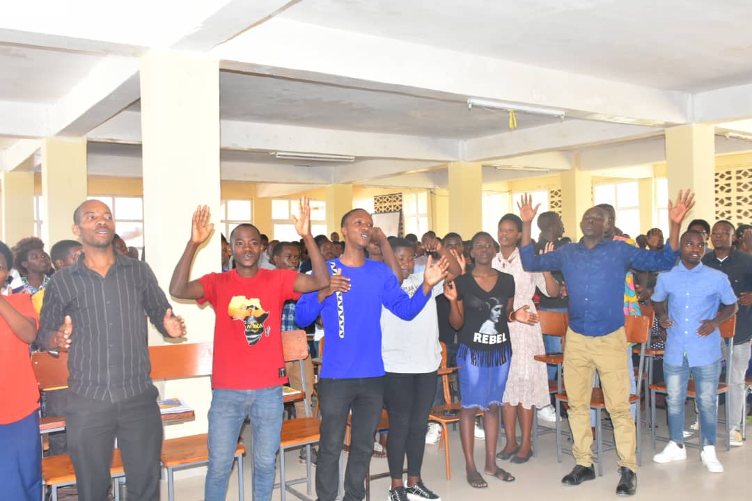 Ruhango District (@ruhangodistrict) on Twitter photo Uyu munsi muri <a href="/UGitwe/">University Of Gitwe</a> hasojwe ikiciro cya 3 cy'amarushanwa yateguwe n’Umuryango Unit Club Intwararumuri, aho abanyeshyuri mu mashuri makuru na Kaminuza 20 barushanyijwe mu ndirimbo n’imivugo ku nsanganyamatsiko igira iti “Ndi Umunyarwanda, Igitekerezo-ngenga cy'Ukubaho kwacu”. Uyu munsi muri <a href="/UGitwe/">University Of Gitwe</a> hasojwe ikiciro cya 3 cy'amarushanwa yateguwe n’Umuryango Unit Club Intwararumuri, aho abanyeshyuri mu mashuri makuru na Kaminuza 20 barushanyijwe mu ndirimbo n’imivugo ku nsanganyamatsiko igira iti “Ndi Umunyarwanda, Igitekerezo-ngenga cy'Ukubaho kwacu”.