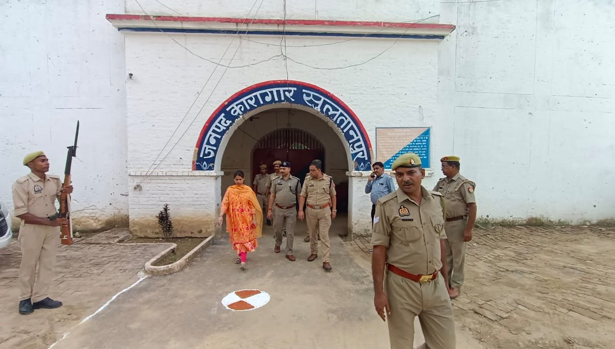आज दिनाँकः 26.07.2023 को पुलिस अधीक्षक महोदय के साथ जनपद कारागार का निरीक्षण किया गया.