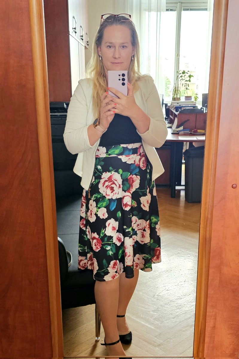 Puncoskka's tweet photo. Poslední tiskovka před prázdninami. 💃 Ještě se nemůžu narovnat, ale relax se blíží. 🌸😇
#zadoblok #officovka #Den8 https://t.co/i18hUlmJb1