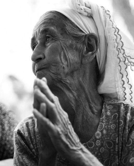 Gülsüm nene Akbelen Ormanları kesilmesin diye direnişte!  Lütfen sesimizi duyurmak için destek olun. Herkesi #Akbelen'e bekliyoruz!!
#LimakAkbelendenDefol #muğla #milas #AkbelenOrmanları #AkbeleneDokunma #AkbelenOrmanınıVermeyeceğiz