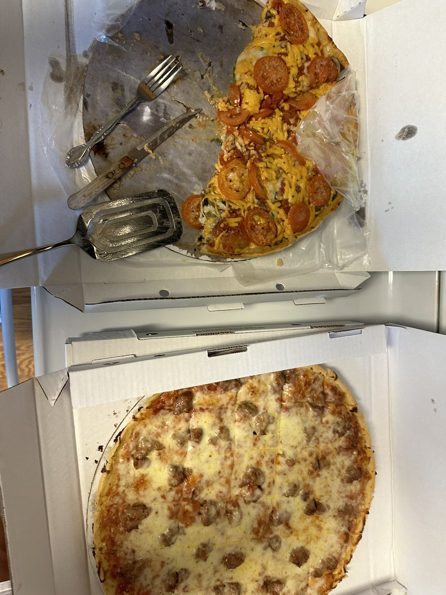 georginechikchi's tweet photo. Get-together with in-laws and friends in Chicago, lots of deep dish pizza, roast duck and bbq pork from Chinatown and Costco salad bowls. https://t.co/RZ3zmtN3kd