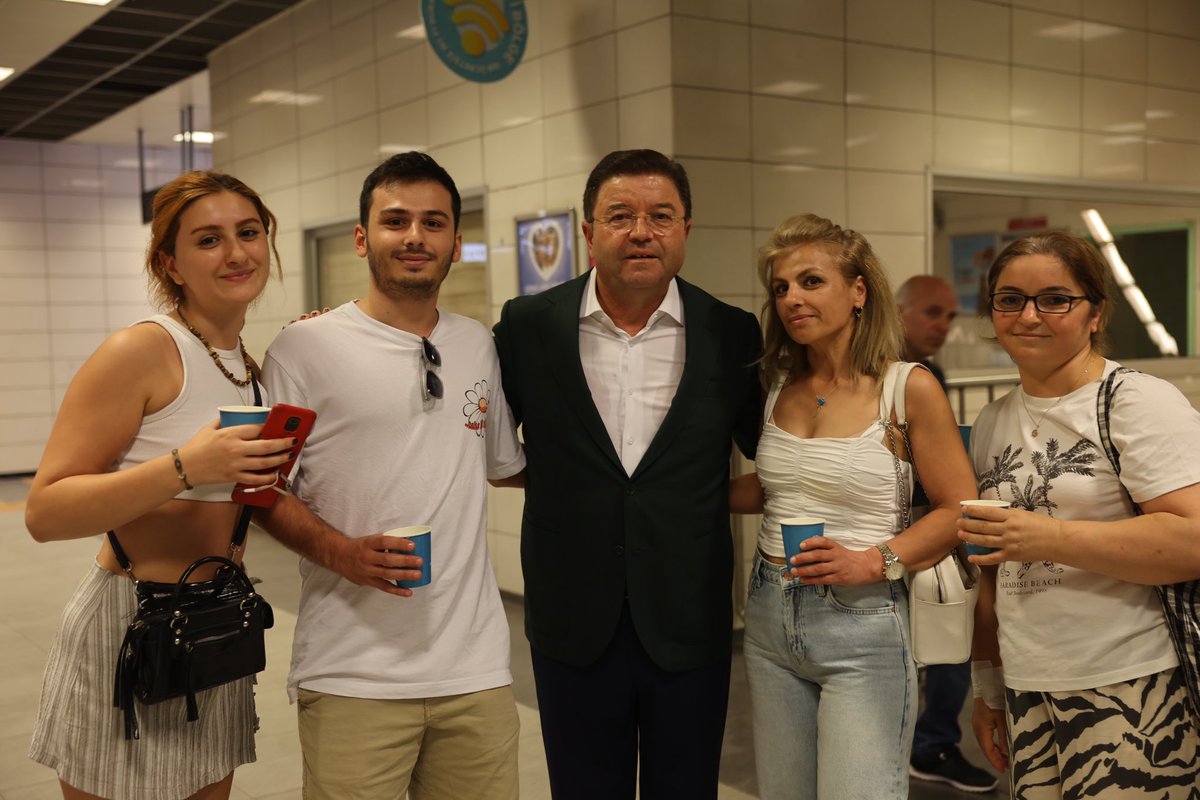 İstanbul’un en sıcak günündeyiz.

Sıcaktan bunalan hemşehrilerimize buz gibi limonata ikram ediyoruz. 

Ne kışın soğukta, ne yazın sıcakta Maltepe’de asla yalnız değilsin.

📍Huzurevi metro durağı