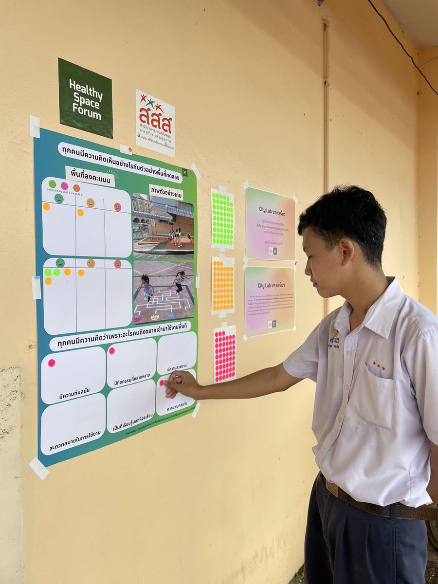 HSFbyForum's tweet photo. ลองออกแบบกิจกรรมที่โรงเรียนเทศบาลบ้านบางเหนียว ด้วยการทดลองติดสติ๊กเกอร์ท่าชวนออกกำลังกายและใช้เทปกาวตีเส้นให้เป็นเกมกระโดดและเกมล่า Monster รวมถึงติดบอร์ดสำรวจความคิดเห็นจากเด็กๆ เพื่อเอาผลที่ได้ไปออกแบบจริง/ น้องๆ สนุกกันมากก ชวนเพื่อนๆ มาเล่นกันเพียบ ✨💓 https://t.co/4hYHYXPCYM