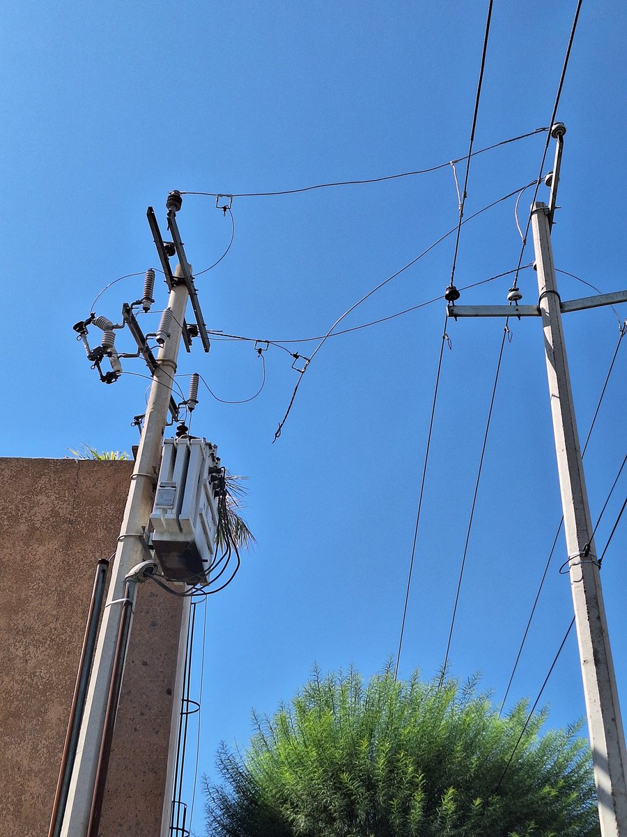 MauroC93's tweet photo. @CFE_Contigo Eh estado hablando durante varios días y hasta el día de ayer vinieron, me dicen que el problema ya fue solucionado pero en las imágenes les muestro que el cable del transformador sigue sin repararse https://t.co/MpT2XBdbw6