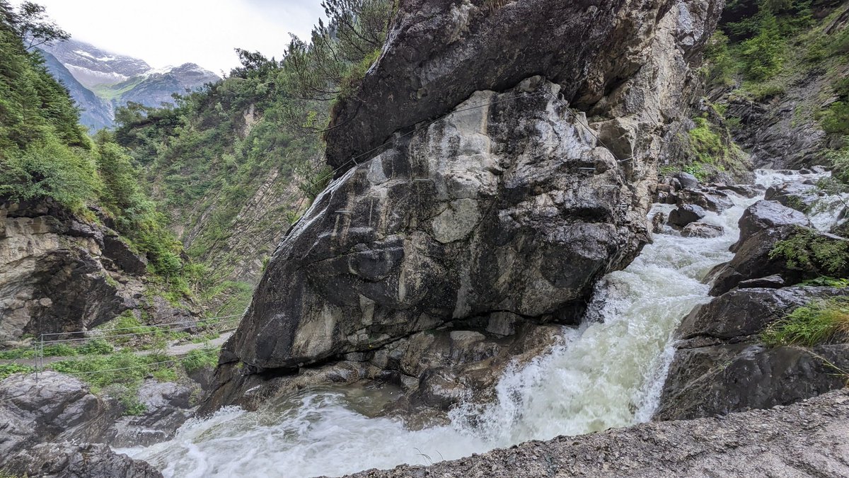 Sabine_MD's tweet photo. Bei der Wetterprognose noch einen Wandertag im #Lechtal eingelegt und von Holzgau den Rundweg Simmswasserfall und Hängebrücke mit Abstecher zur Roßgumpenalm gemacht und einen aufregenden Tag mit Wasserwandern und tollen Ausblicken erlebt #Lechweg https://t.co/zHka59vLWy