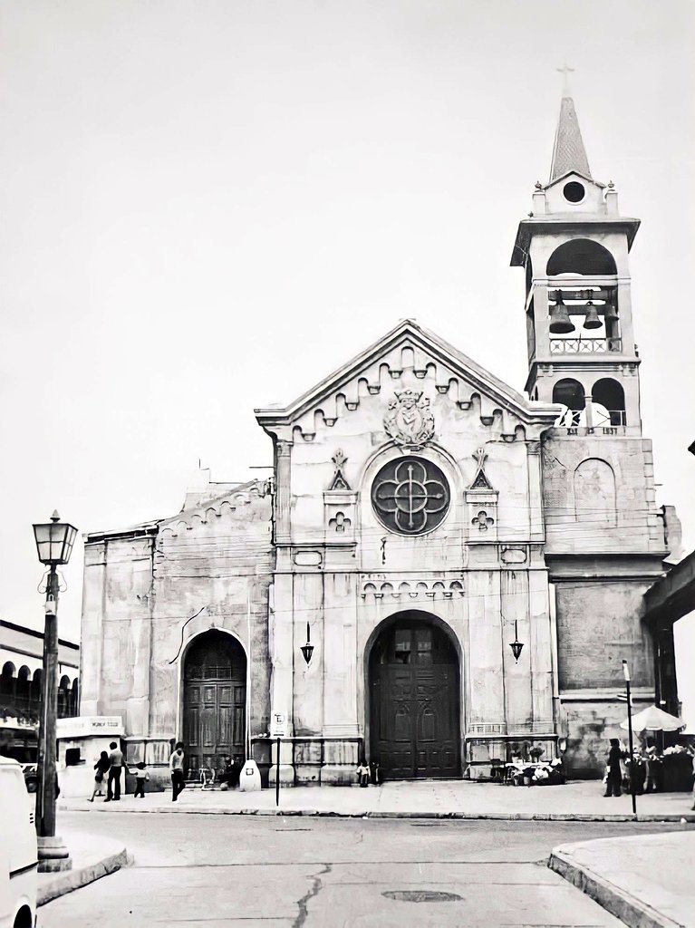 vecinoslaserena's tweet photo. 📷 La Serena, alrededor de 1980. La Iglesia de San Agustín y algo de la Recova actual, desde Prat y Cienfuegos. Publicación de Pablo Corzo Alcayaga en Grupo Historia La Serena Facebook. https://t.co/WACeh00CES