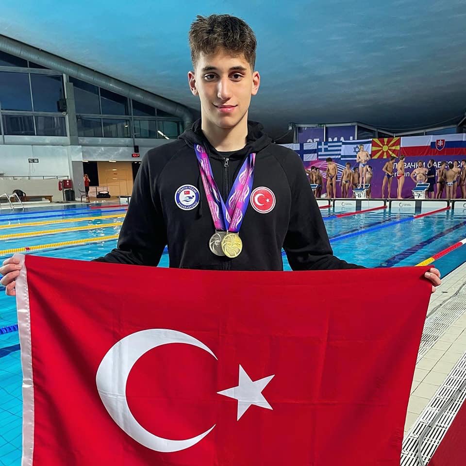 TOHM2024's tweet photo. Slovenya Maribor da düzenlenen 17. Avrupa Gençlik Olimpik Yaz Festivali'nde TOHM’ dan Olimpik Havuz’a geçen sporcumuz Tuncer Berk ERTÜRK, 200m Kelebek Still’de 1:58.62 derecesi ile altın madalyanın sahibi oldu.🇹🇷👏 🥇 https://t.co/NAQwBpMh3o