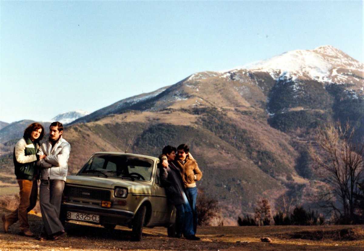 The_Real_Dr_Han's tweet photo. Luego dicen que los jóvenes de hoy en día tienen mucho postureo. Al loro con el fotón de mis padres hace más de 40 años... ¡¡¡Que encuadre, que poses, que estilo!!! 🤣

Esto habría servido de anuncio perfecto para un Seat 127...0 dudas! https://t.co/leRy8DzsUT