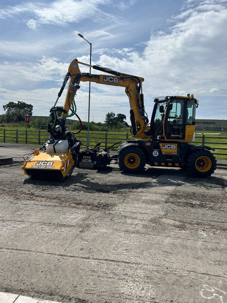 Be a reporter! You get to do some great (and crazy) things🤩 Does the bright orange clash with the ginger?🤭 Finding out more about the ‘PotholePro’ by JCB for @BBCRadioStoke