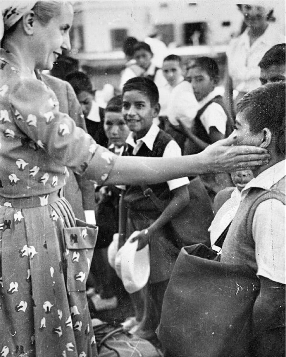 alferdez's tweet photo. Nos enseñó que el camino correcto era entregarse al pueblo y defenderlo con amor y solidaridad. A 71 años de su partida física, la recordamos dando pasos firmes en ese camino.

Evita vive en nosotros y nos impulsa a construir unidos la Argentina igualitaria que soñó. #EvitaEterna https://t.co/fHzGUyHVTE
