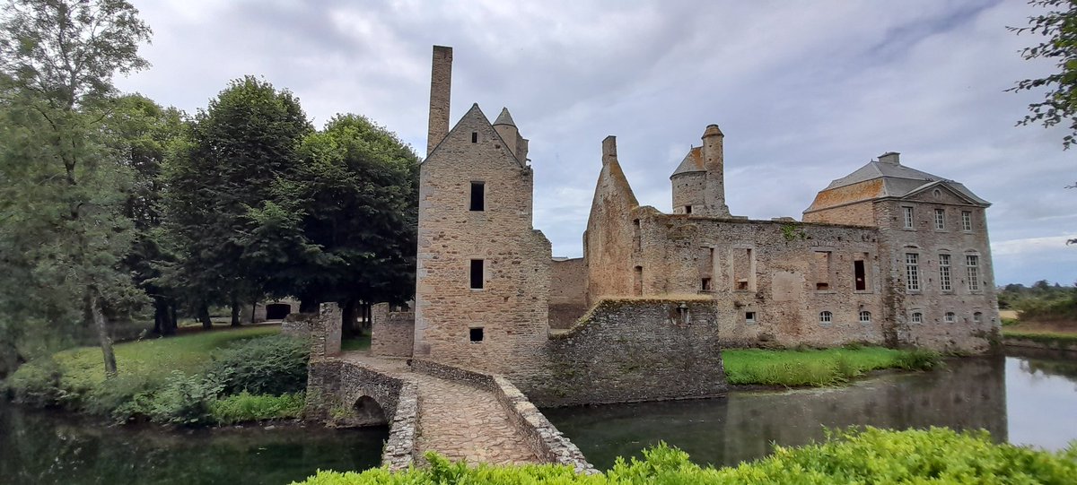 Final castle visit to Le château de Gratot, oldest parts 13th century but many renovations since. Very peaceful here and an excellent moat #Normandie #BuiltHistory #MedievalCastle