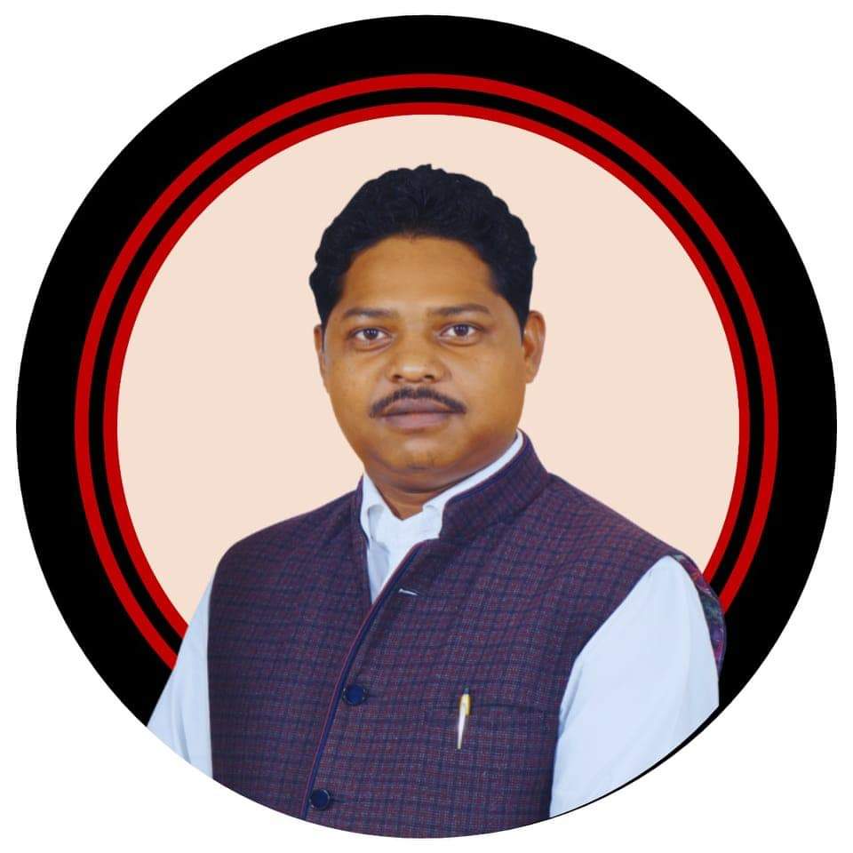 cpimspeak's tweet photo. Shaheed Comrade Subhash Munda ko Lal Salaam

Jharkhand: In a dastardly act, Comrade Subhash Munda, Member of CPI(M) state committee, popular tribal leader in Ranchi district was shot dead in his office in Daladalli today. We offer deep condolences to his family &amp; comrades. https://t.co/zlnK1jwzTt