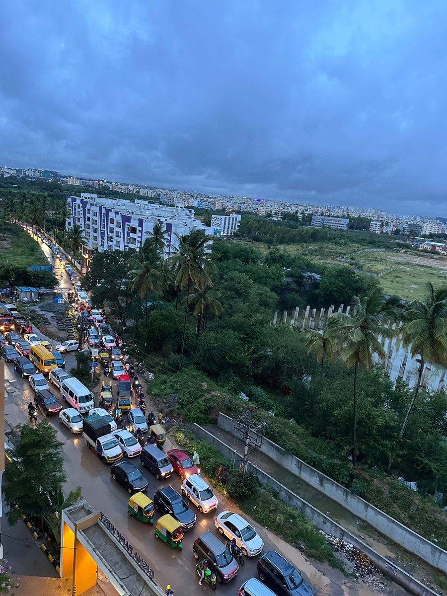 ReddyKalikiri's tweet photo. @blrcitytraffic  Request you to pls come up with the solution on traffic jams . Every day it takes 2 hrs just to travel 3.5 kms.#varthur #Balgere road https://t.co/fVCwf1nrK0