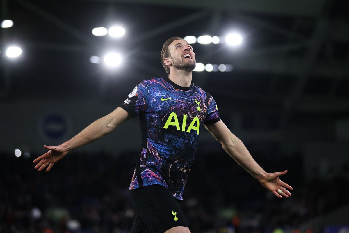 Footballtweet's tweet photo. 🎂 Happy birthday to Harry Kane, who turns 30 today! 

🏟️ 435 games
⚽ 280 goals
✅ Tottenham all-time top goalscorer

🏴󠁧󠁢󠁥󠁮󠁧󠁿 84 caps
⚽ 58 goals
✅ England all-time top goalscorer

One of the best strikers in the world. 🔝 https://t.co/1lpV1JHetr