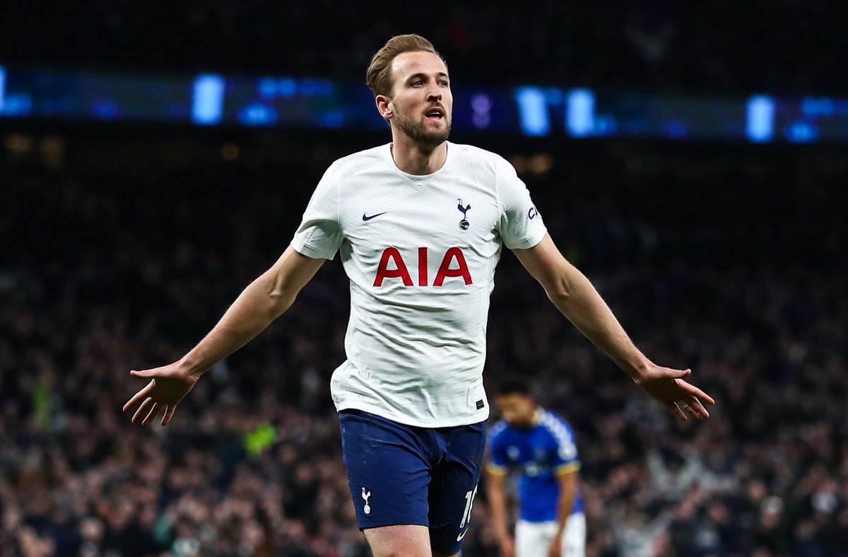 Footballtweet's tweet photo. 🎂 Happy birthday to Harry Kane, who turns 30 today! 

🏟️ 435 games
⚽ 280 goals
✅ Tottenham all-time top goalscorer

🏴󠁧󠁢󠁥󠁮󠁧󠁿 84 caps
⚽ 58 goals
✅ England all-time top goalscorer

One of the best strikers in the world. 🔝 https://t.co/1lpV1JHetr