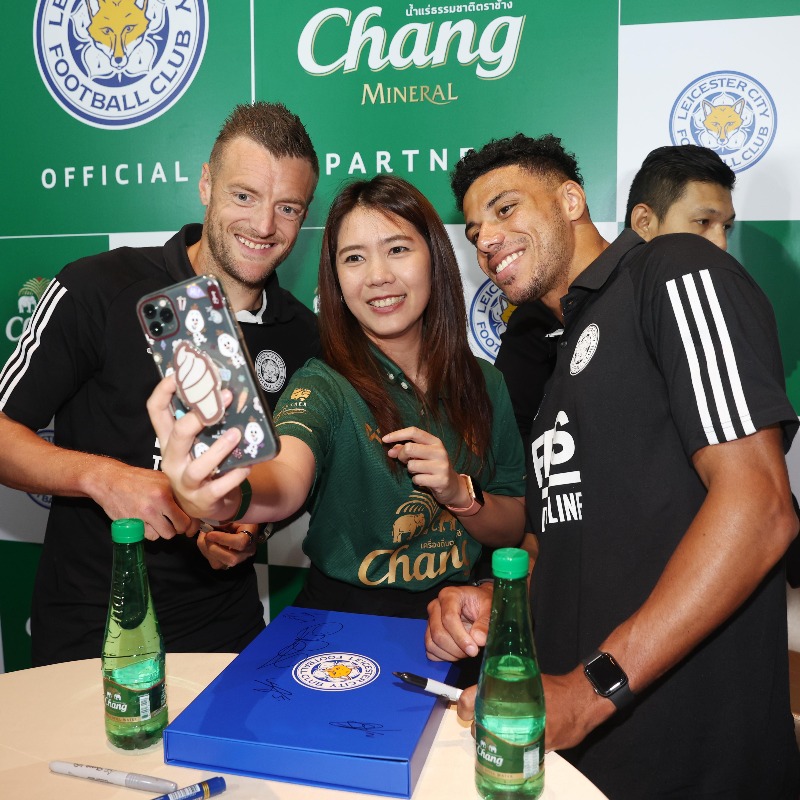 LCFC's tweet photo. We thanked Chang for six years of support with a visit in Bangkok 🍺