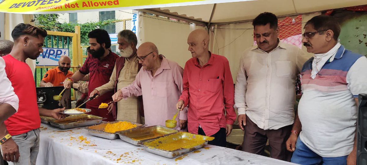 M_KYogi's tweet photo. Har Har Mahadev ❤️
With the blessings of Shiv Shankar Mahadev today on Shravan ashtami our team Shri Amarnath Ji Yatra Welfare Society today organised Langar Sewa for Amarnath Yatries alongwith Director Tourism, Jt. Director Tourism Jammu by the honorary Members of the Committee. https://t.co/z95KxJrynw