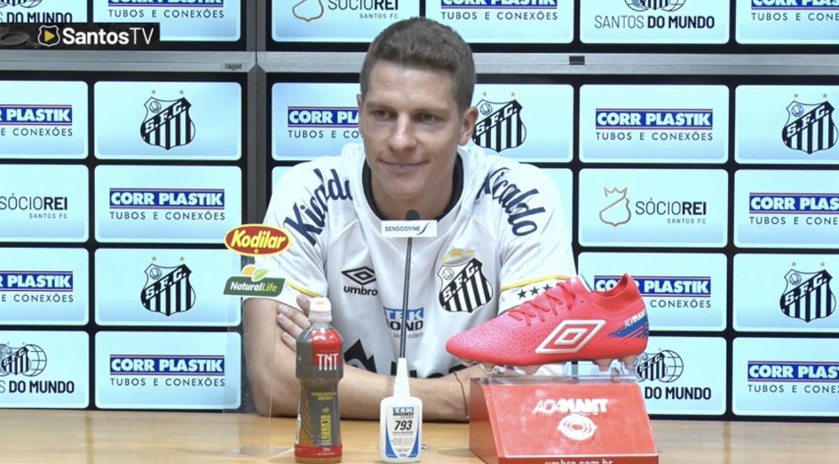 Julio Furch sendo apresentado oficialmente como novo atacante do Santos.

📸 Reprodução/SantosTV