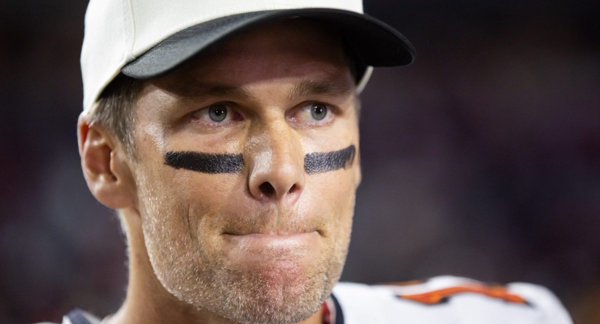 NFL world reacts to insane Tom Brady, Raiders news https://t.co/dFhSxOPLq7 https://t.co/S2RETvnjXn