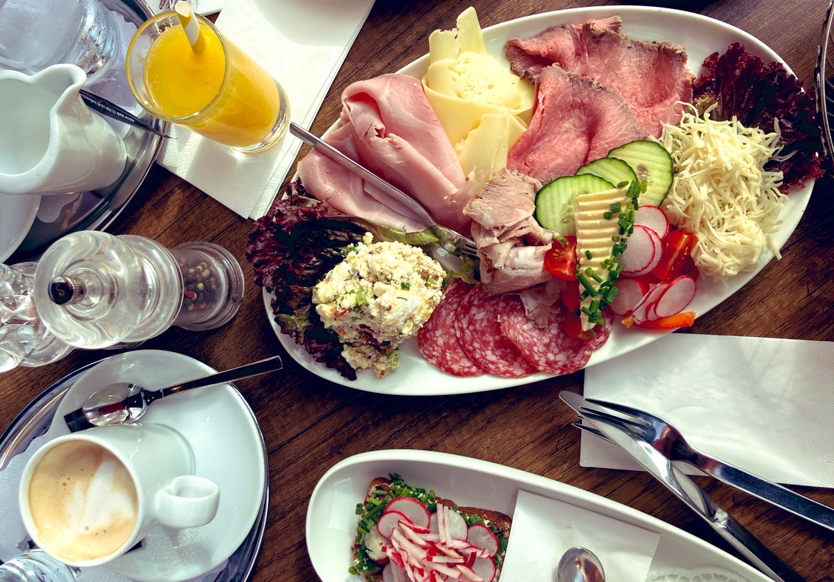 sanneweber's tweet photo. #VisitCarinthia (wo das #Frühstück aus einer fast kompletten #Osterjause besteht).🤷🏼♀️ #Klagenfurt #Celovec https://t.co/IHvOgQe0Lm