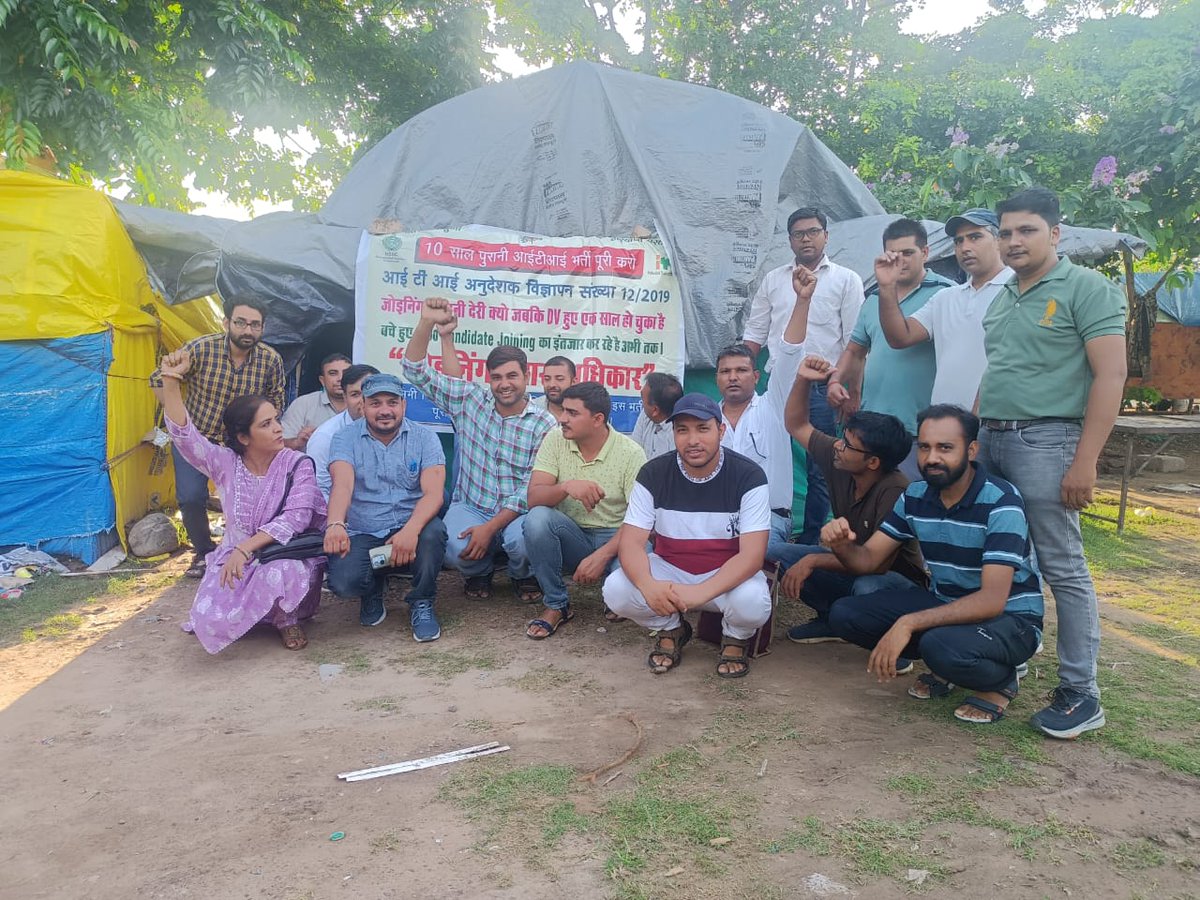 ITIsHaryana's tweet photo. सभी आईटीआई इंस्ट्रक्टर्स से सूचित किया जाता है कि SDIT के सामने धरना शुरू कर दिया है अपने साथियो ने, अगर आप का जमीर जिंदा है या फिर आप जिंदा हो तो हमारे इन साथियो का साथ दो और ये आप को अपने और अपने परिवार के लिया करना है ना कि किसी और के लिए। आप के माँ बाप के बारे मे सोचो जो ... https://t.co/F1LrhMkobQ