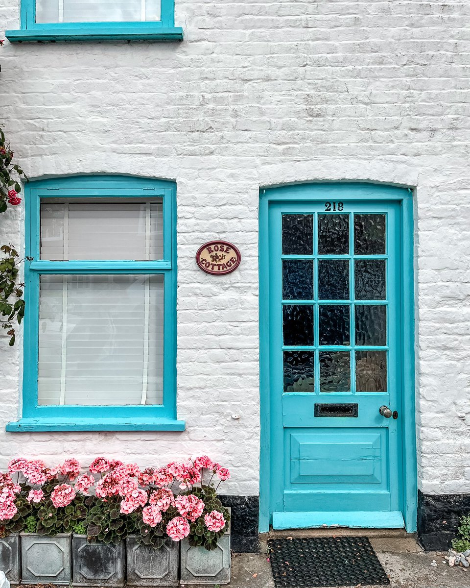 I love a good doorway

And Aldeburgh in Suffolk has some reallllly pretty ones

#visitengland #visitsuffolk #aldeburgh #eastanglia