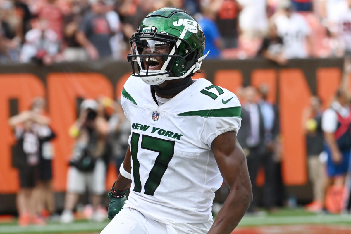 NFL_DovKleiman's tweet photo. The NFL Top 100 list, as voted by the players - 80-71:

80) #Ravens TE Mark Andrews
79) #49ers LB Dre Greenlaw
78) #49ers S Talanoa Hufanga
77) #Seahawks QB Geno Smith
76) #Seahawks CB Tariq Woolen
75) #Bengals DE Trey Hendrickson
74) #Jets Garrett Wilson
73) #Cardinals S Budda Baker
72) #Ravens QB Lamar Jackson
71) #Colts DL DeForest Buckner