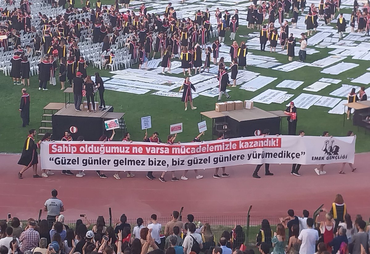 odtueg's tweet photo. Bugün yürüdüğümüz Devrim Stadyumu'nu da, atanmış rektörün her sene engellemeye çalıştığı mezuniyetimizi de mücadelemizle kazandık. Eşit ve özgür bir yaşam için mücadeleden vazgeçmeyeceğiz! https://t.co/JcXf4keknF