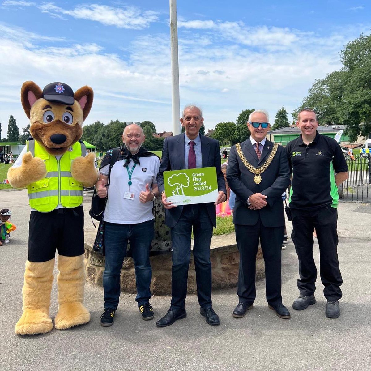 derby_parks's tweet photo. We had a great time at Superhero Picnic in the Park today ๐๐ฆธโโ๏ธ
Family fun for everyone and we celebrated retaining the @GreenFlagAward for the 15th time ๐
We hope to see you tomorrow at Darley Park 11-3pm for more fun and flag raising โ
#loveparks #derbyparks #familyfun https://t.co/1KnBO88epr