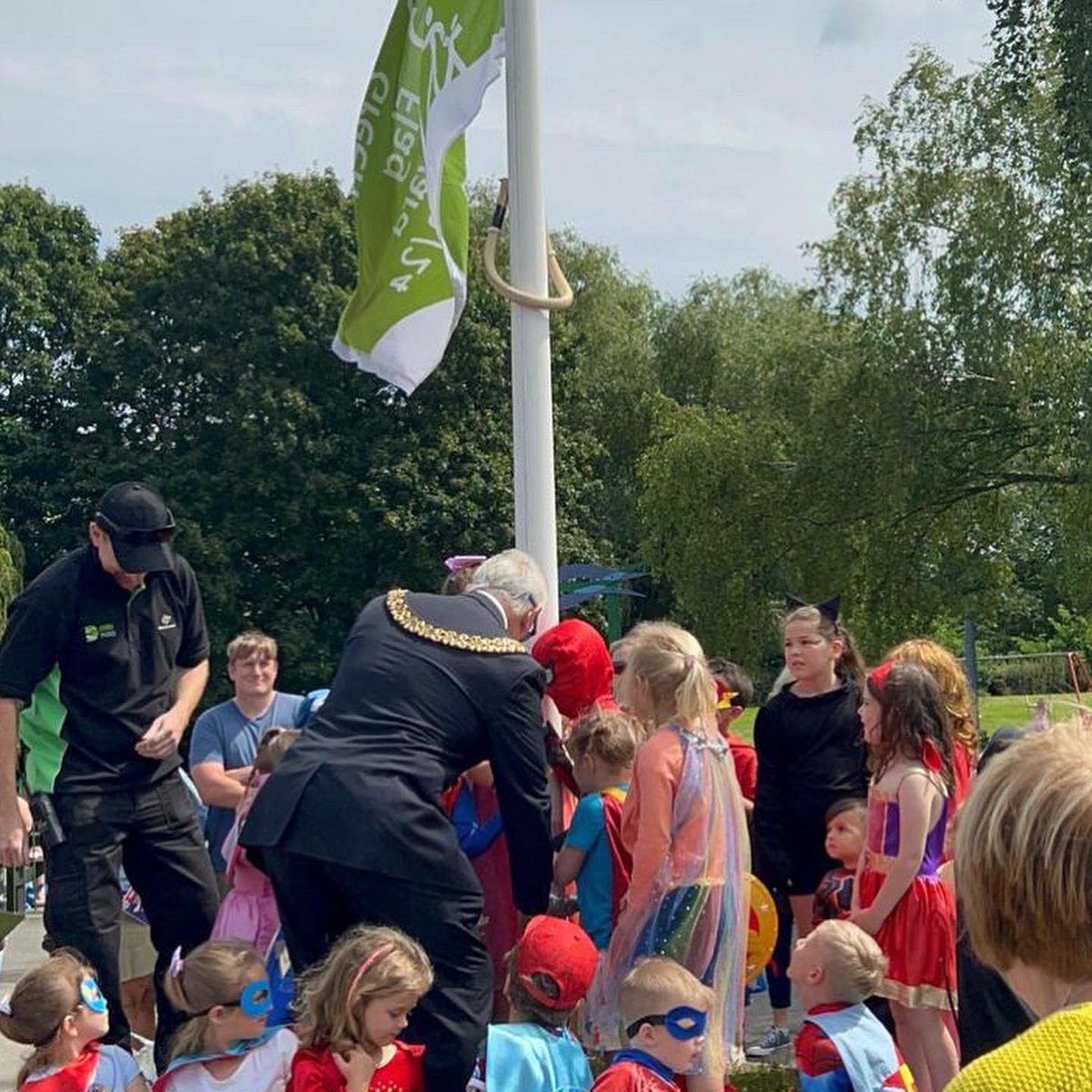 derby_parks's tweet photo. We had a great time at Superhero Picnic in the Park today ๐๐ฆธโโ๏ธ
Family fun for everyone and we celebrated retaining the @GreenFlagAward for the 15th time ๐
We hope to see you tomorrow at Darley Park 11-3pm for more fun and flag raising โ
#loveparks #derbyparks #familyfun https://t.co/1KnBO88epr